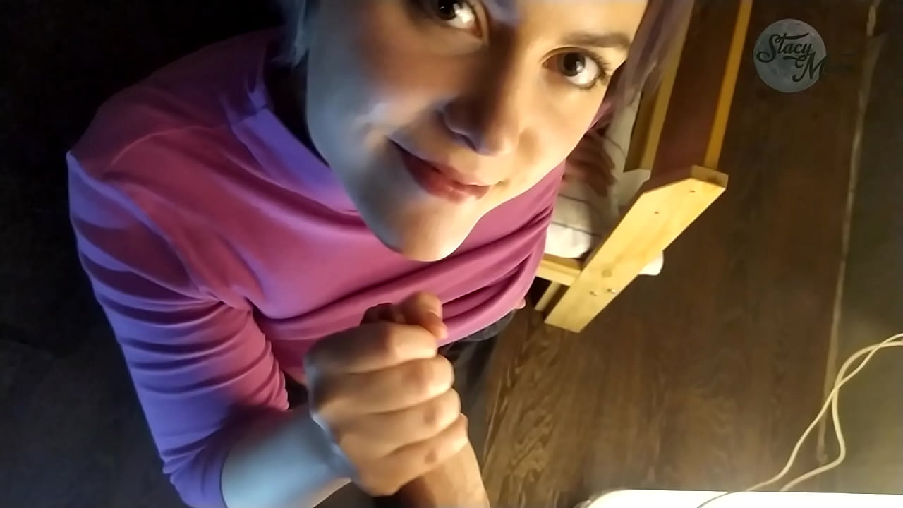 Porn cartref nodweddiadol Rwseg gyda llain dick a gulp dwfn da