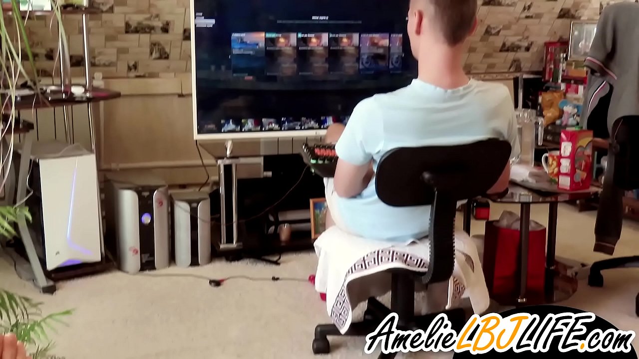 Merch yn mastyrbio gyda thegan rhyw i gariad chwarae gemau cyfrifiadurol