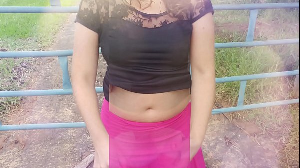 Yn chwarae ar y fferm, gwraig tŷ go iawn, ast ast a'i gŵr gwcw yn y gwyllt