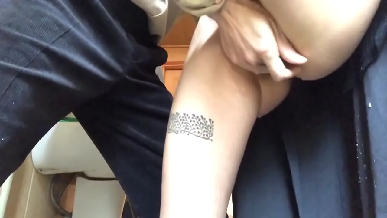 Chwistrellu yn ystafell ymolchi yr ysgol, orgasm ewynnog go iawn - gwnaeth fy athro ei orau