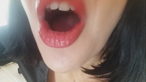 Mêl, ni fydd eich llysfam yn gadael i chi fynd i'r ysgol heddiw... dwi eich angen chi yn ormodol...