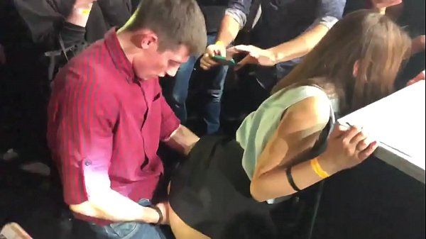 Rhyw go iawn mewn clwb nos yn Rwseg. Merch Rwseg 18-mlwydd-oed yn yr anws a'r fagina fucked mewn clwb nos