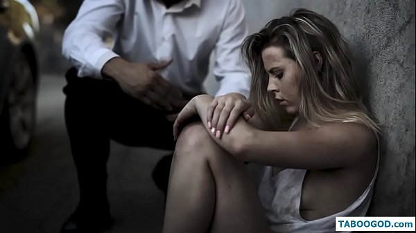 Straeon kinky: merch ddigartref yn ei harddegau